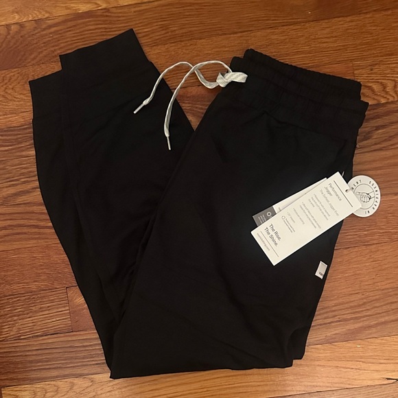 Vuori Performance Jogger in Black Heather size XS brand new with tags
